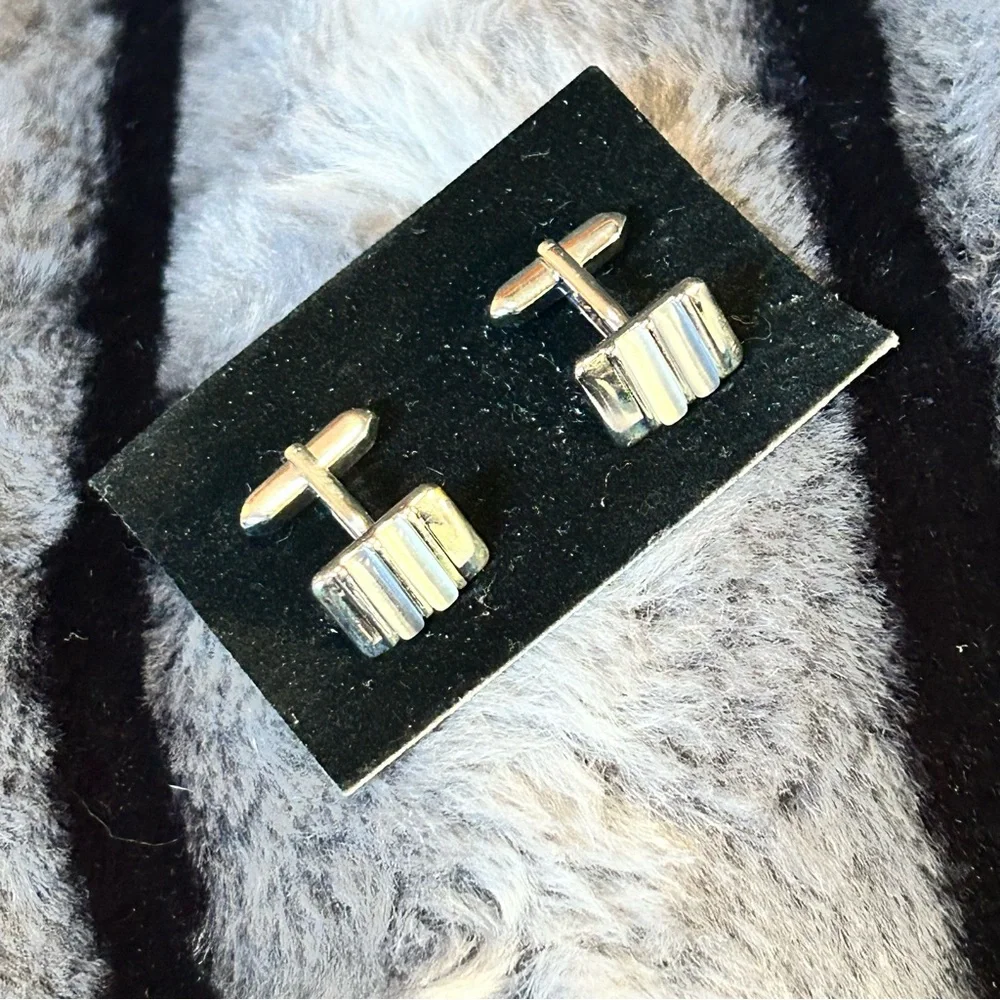 Modern gentleman’s cat eye glass bar tilt style cuff links